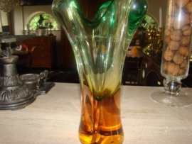 Oude glazen vaas zacht oranje met groen.     VERKOCHT
