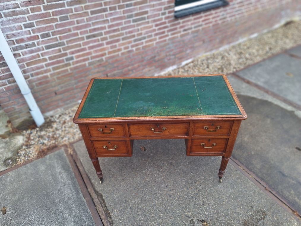 Antiek Engels mahonie dames of kinder bureau met origineel leer in het blad nr B202522