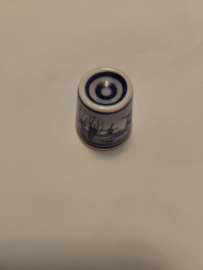 Vingerhoed porcelein Delft opdruk een typisch Hollands landschap 2,7cm hoog zonder doosje