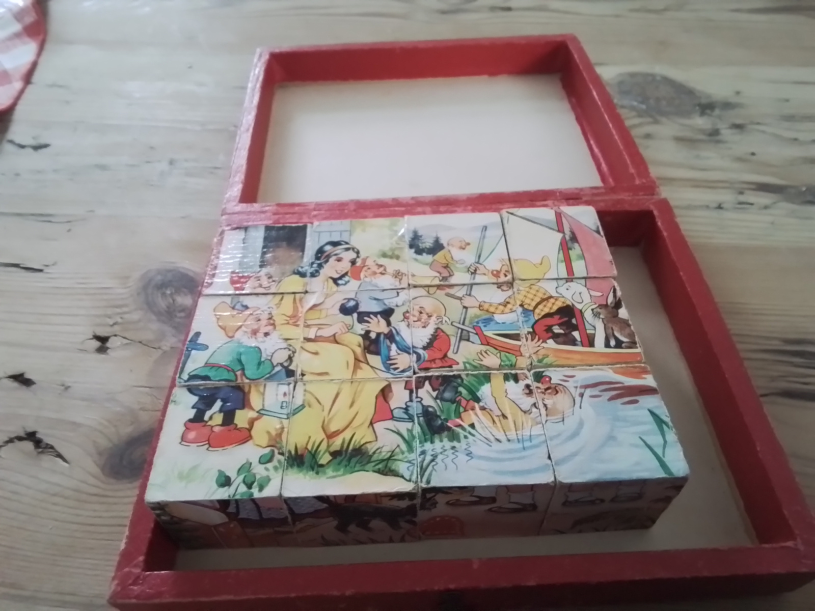 Oude houten blokpuzzel met zes sprookjes.