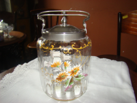 Koekpot of biscuitbarrel met geemailleerde bloemen.