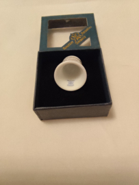 Hummel vingerhoed porcelein jongen met blauwe paraplu 2,5cm hoog jaar 2006