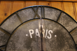 Wandklok metaal frame dia-75cm stations donkere wijzerplaat met Paris erop