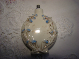 Porceleinen  parfumfles met blauwe bloemetjes en goudkleurige blaadjes