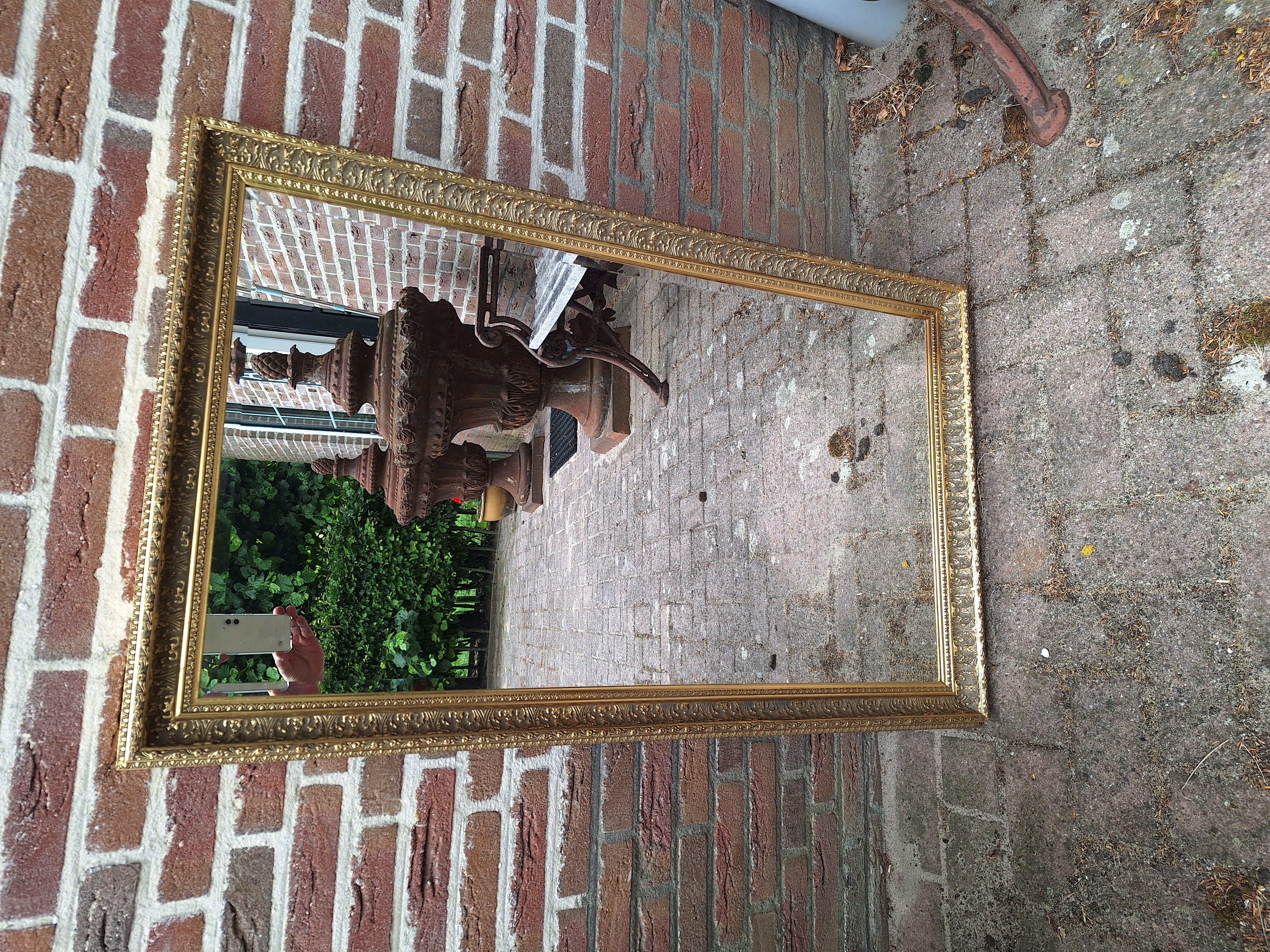 Oude spiegel met houten lijst welke is verguld h-106cm nr SP20252
