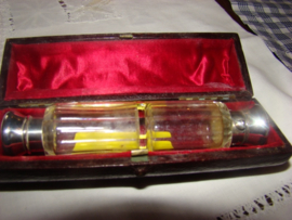 Dubbele parfumfles in lederen foudraal.