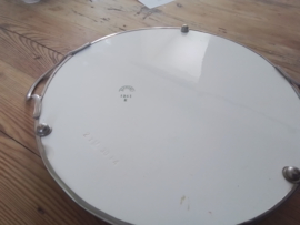 Art deco taartplateau met metalen zilverkleurige rand. Met tinten groen, geel en bruin.