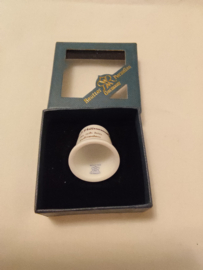 Hummel vingerhoed porcelein meisje met rode paraplu 2,5cm hoog jaar 2006