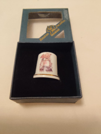 Hummel vingerhoed porcelein kusje van twee meisjes 2,5cm hoog jaar 2008