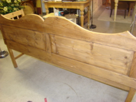 Oude  houten bank met leuning