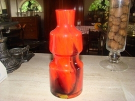 Oude rode glazen vaas van ondoorzichtig glas .