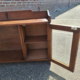 Oud eiken hangkastje met geslepen glas 0mstreeks 1930 engels nr K202696
