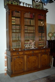 Grote antieke engelse boekenkast