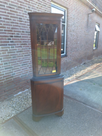 Engels mahonie hoekkast met latwerk op de ruit 2 deuren omstreeks 1930 h-187cm nr K202425