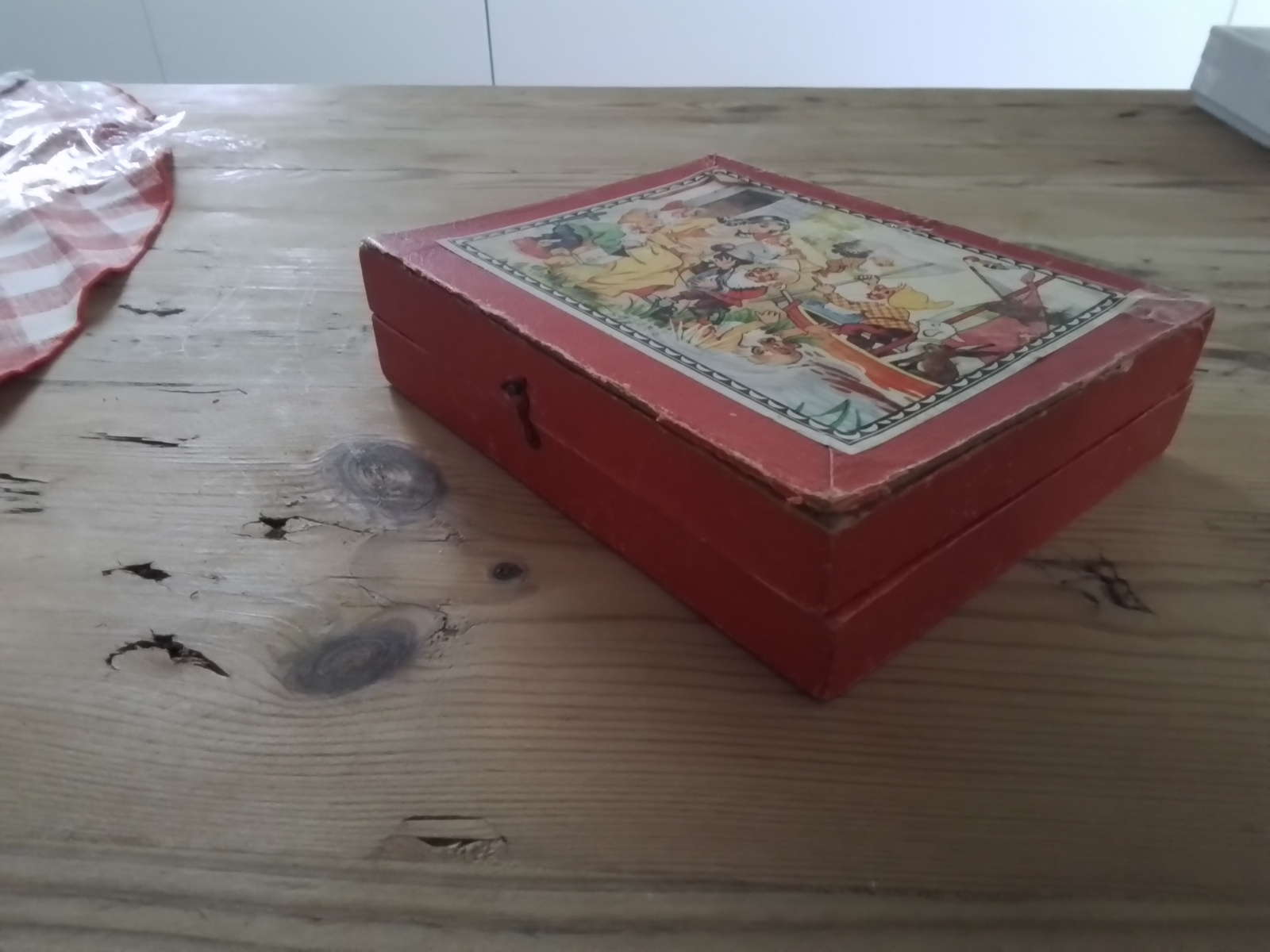 Oude houten blokpuzzel met zes sprookjes.
