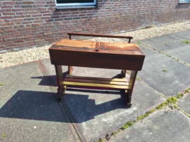 Antiek schoolbankje Amerikaans grenen twee kleppen nr B202515