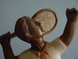 Houten beeld van tennisser.   Verkocht