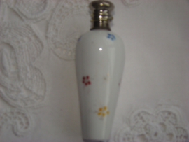 Porceleinen parfumflesje wit met kleine rode,blauwe en gele bloemetjes,