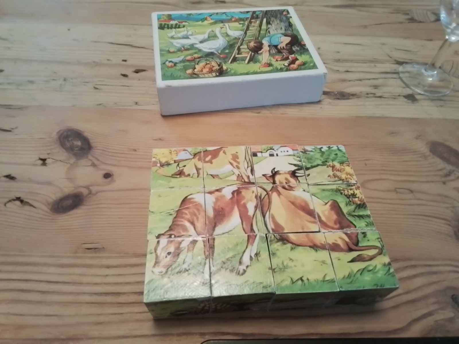 Oude houten blokpuzzel Landleven .Zes puzzles