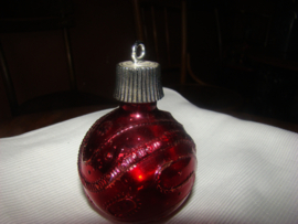 Oude rode kerstbal  in vorm van parfumfles Avon.