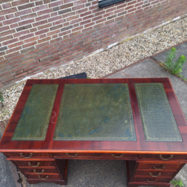 Oud engels bureau ingelegd met 3 vlakken leer omstreeks 1940-1950 mahonie nr B202641