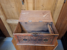 Antiek kistje teak hout indonesisch 1880-1900 binnenvak originele kleuren nr KK 20245