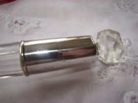 Kristallen parfumfles met zilveren nek.
