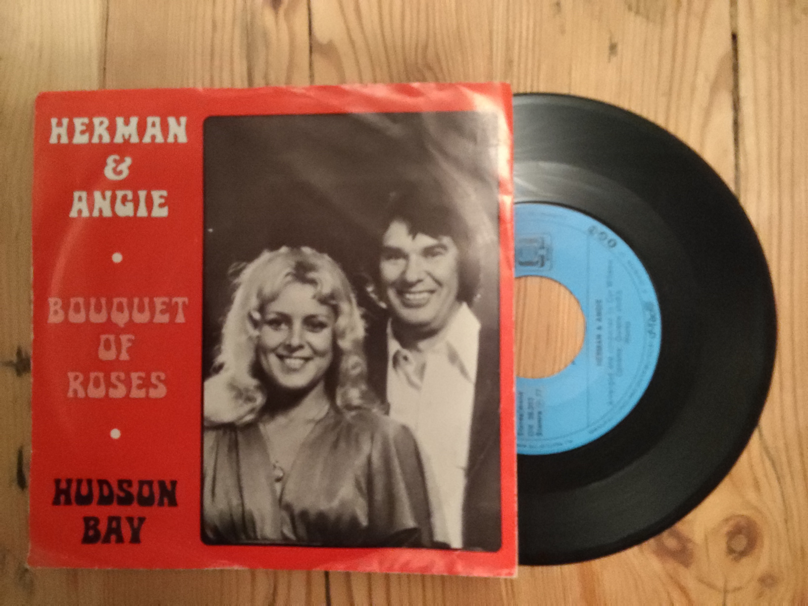 Herman & Angie met Bouquet of roses 1977 Single nr S20256433