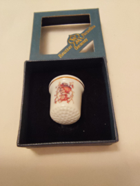 Hummel vingerhoed porcelein meisje zittend op een tak 2,5cm hoog jaar 2011