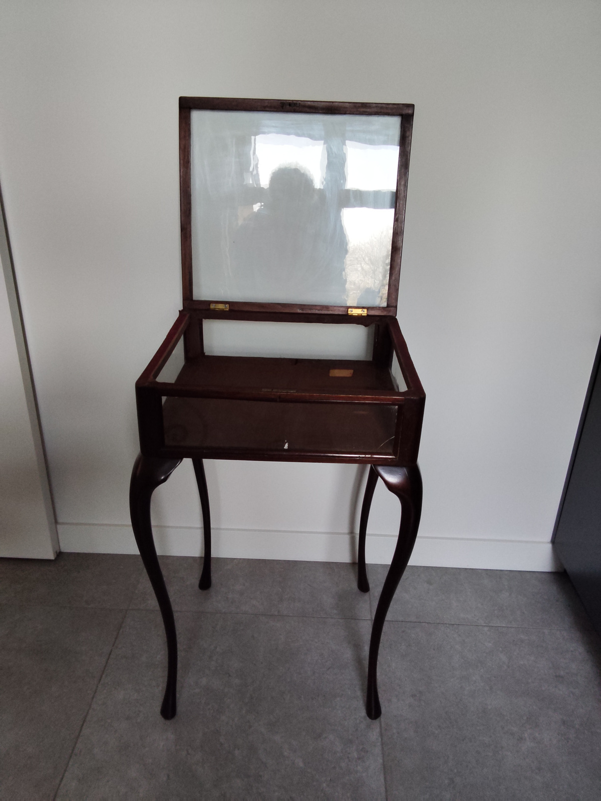Vitrine tafeltje mahonie met klep br-47,5cm omstreeks 1890-1900 nr T20256