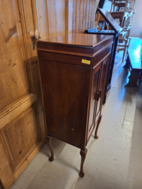 Mahonie kastje met origineel interieur en een klep op Queen Ann pootjes 1900-1920 nr K202414