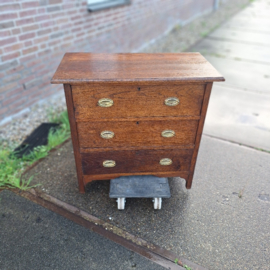 Oud Engels eiken ladenkast 3-kaden omstreeks 1930 messing beslag nr K2026101