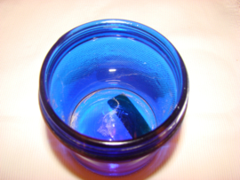 Blauw glazen pot met schroefdeksel.