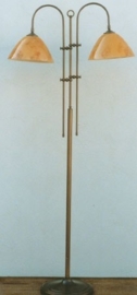 Vloerlamp dubbele boog midden bruin met gemarmerde calimero kappen nr 12.02-265.20