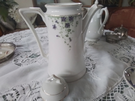 Oud  en antieke koffiepot KPM.