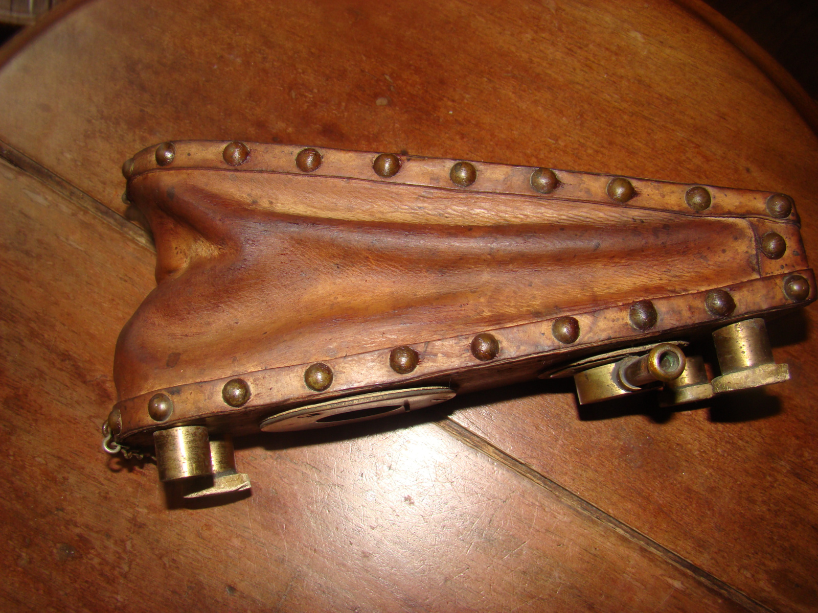 Blaasbalg of voetpomp hout en messing.