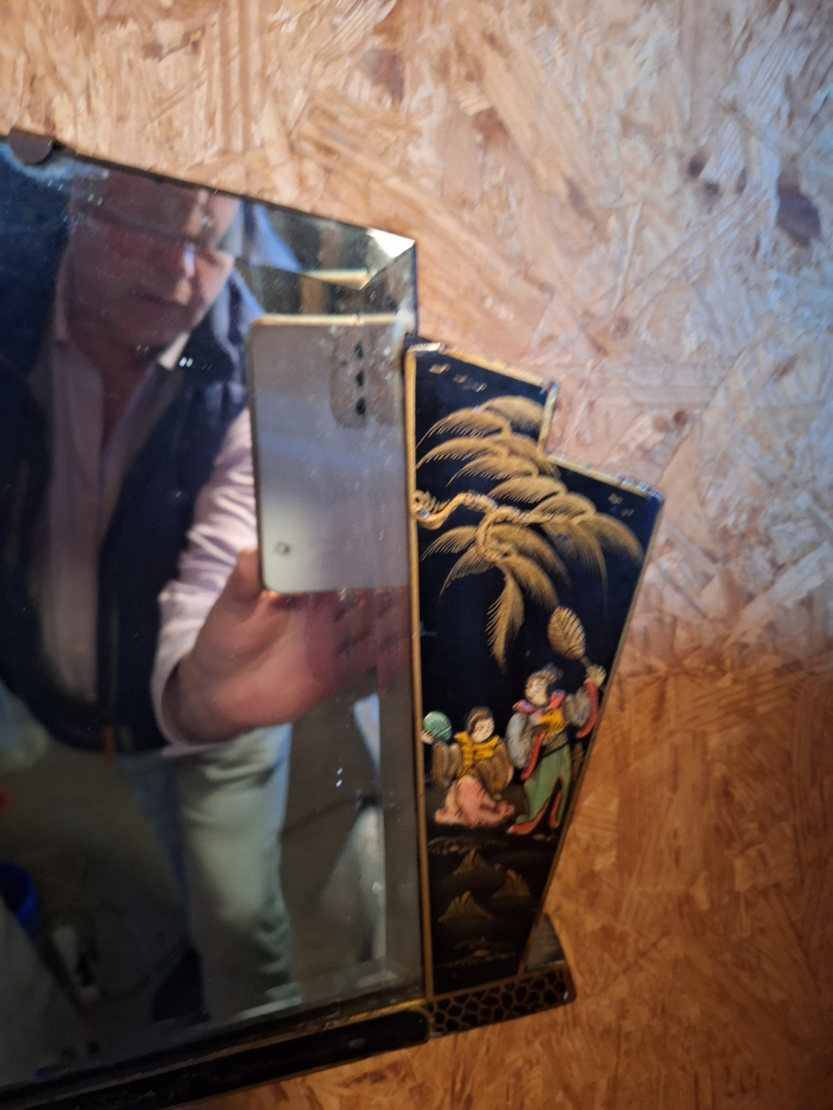 S64 art-deco facet geslepen spiegel met extra buitenrand met chinees lakwerk