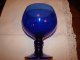 Bokaal van blauw glas.