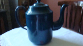 Oude blauwe emaille koffiepot met biesje.