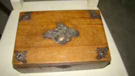 Antieke houten doos met jugendstil of art nouveau afbeelding.