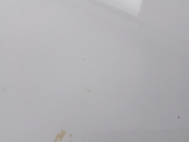 Art deco taartplateau met metalen zilverkleurige rand. Met tinten groen, geel en bruin.