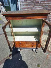 Antiek eiken hangkastje omstreeks 1870-1880 Engels oud glas in deurtjes nr K202549
