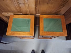 Set van 2 antieke berkenhouten nachtkastjes 1910-1920 met glasplaatje nr N20243