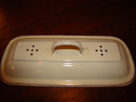 Wit emaille deksel voor een  kammenbakje.