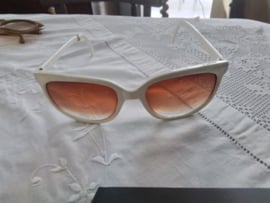 Leuk vintage zonnebrilletje met lichtrode glazen.