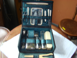 Zwart leren reisnecessaire.