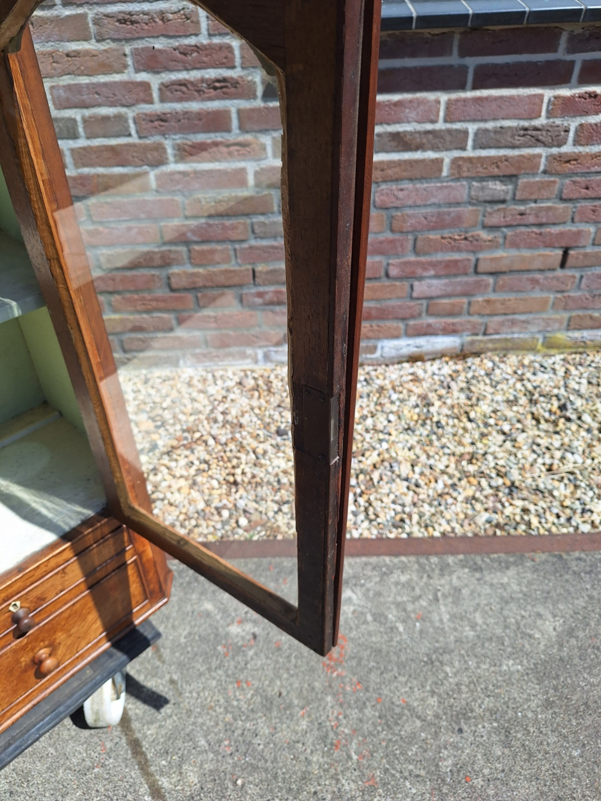 Antiek eiken hangkastje omstreeks 1870-1880 Engels oud glas in deurtjes nr K202549