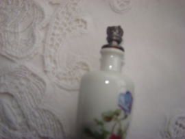 Porcelein parfumflesje wit met rode en paarse bloem.