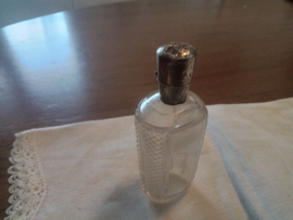 Antiek parfumflesje met zilveren dop.