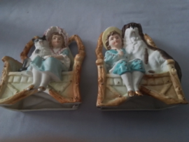Set van twee biscuit beeldjes meisje met poes en jongetje met hond.